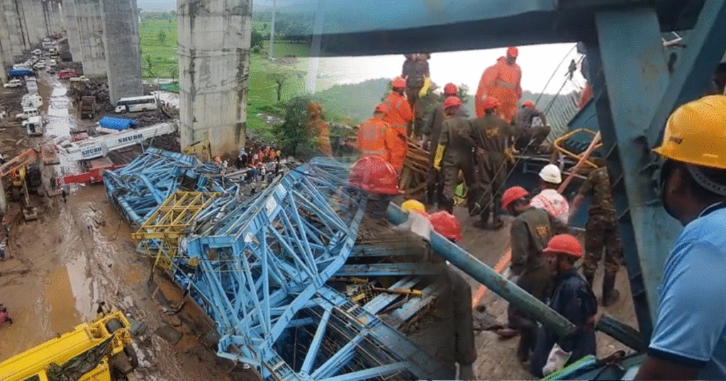 ජීවිත16ක් අහිමි කරමින් අධිවේගී මාර්ගයක දැවැන්ත දොඹකරයක් කඩා වැටෙයි.