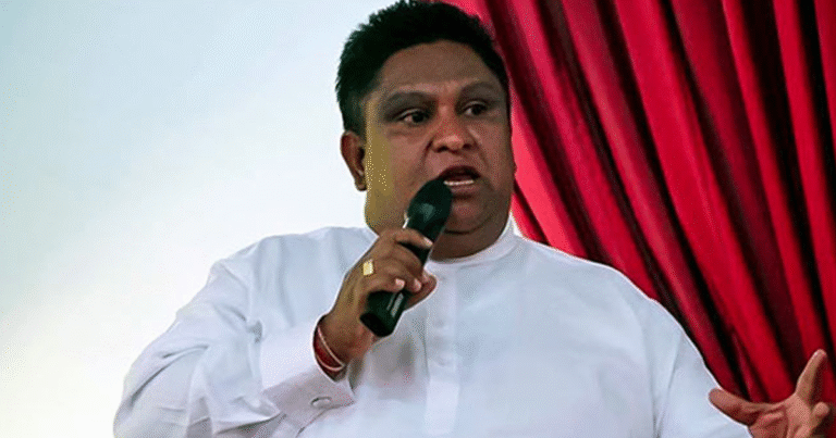 පාර්ලිමේන්තුවේ පිරිමි ගණිකාවෙක් ඉන්නවා. චාමර සම්පත් හෙළි කරයි.