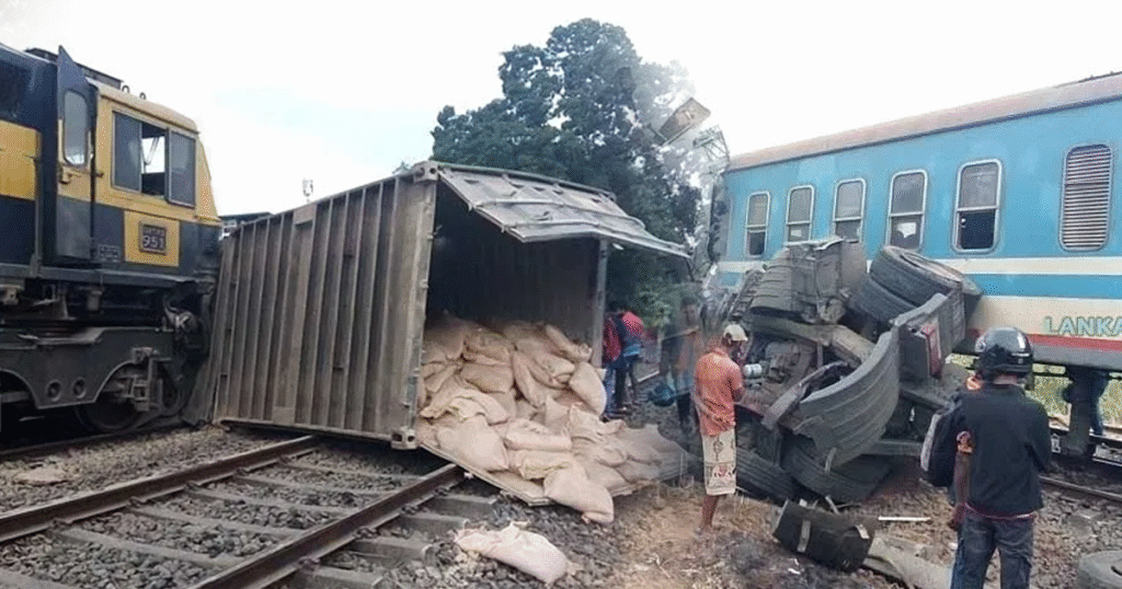 මීරිගමදී දුම්රියක කන්ටේනර් රථයක් ගැටෙයි.නවතම දර්ශණ මෙන්න.