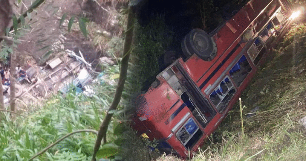 ලංගම බස් රථයක් කන්දෙන් පහලට, 18 දෙනෙක් තුවාල ලබයි. වැඩි විස්තර මෙන්න.