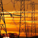 දකුණට විදුලිය දෙන්න පෞද්ගලික තේ වත්තක් හරස් වෙයි.