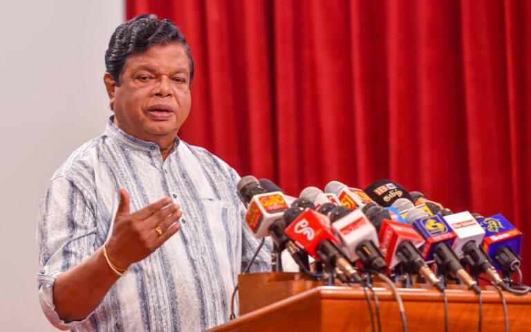 අපි ගිනි කන්දක තාච්චියක් තියා සොසේජස් බැදගෙන කන ජාතිකයක් වෙලා..