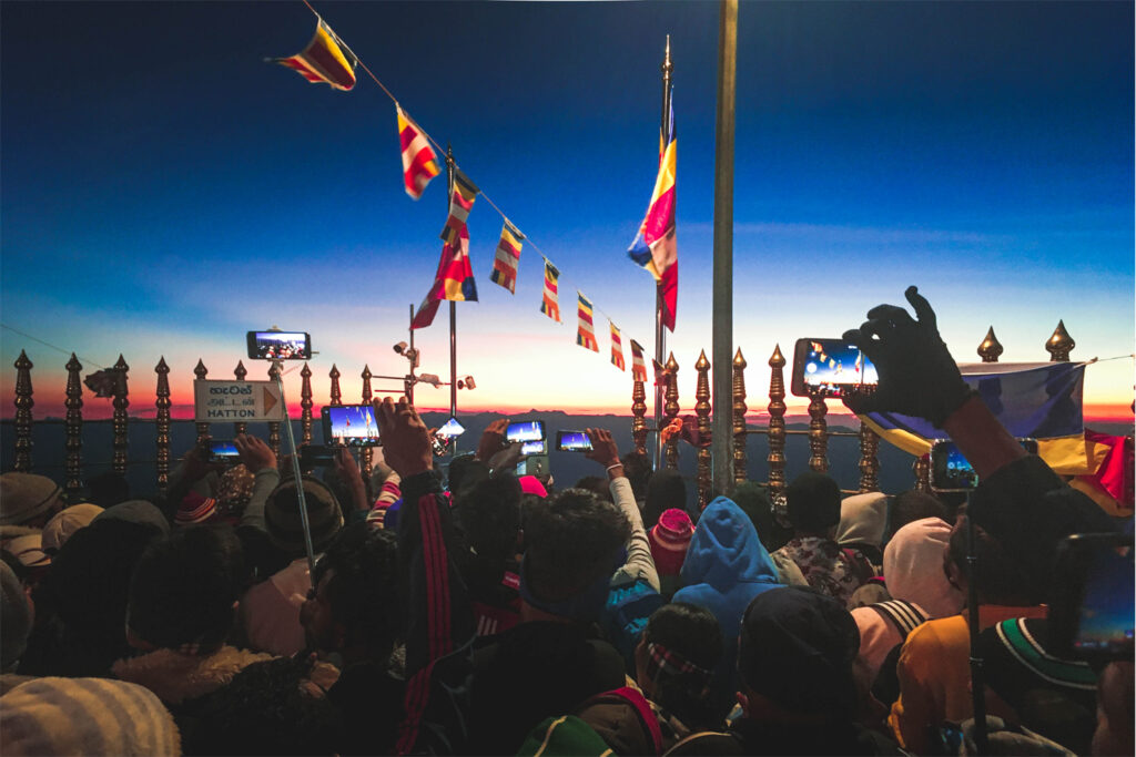 ශ්‍රීපාද වන්දනාවට මහා ජන සන්නිපාතයක්.. පැය බාගයකට එක අඩියයි…