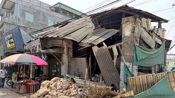 ඉතා දරුණු භූමි කම්පාවක් හා සුනාමියක් ජපානය ඉදිරියේ.. තුන් ලක්‍ෂයක් මියයතැයි මත මත පලකෙරෙයි..